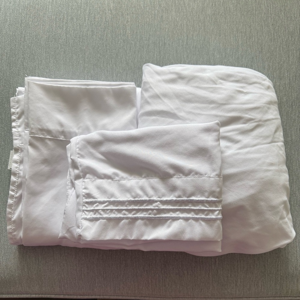 Twin/Twin XL White Microfibre Sheet Set- Flat, Fitted Sheet & Pillowcase